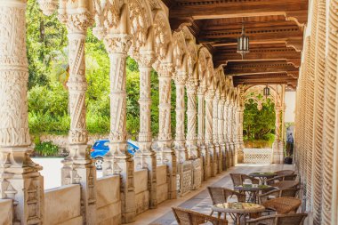 Portekiz'de tarihi bir saray otelin basrelievs ile güzel bir sütun