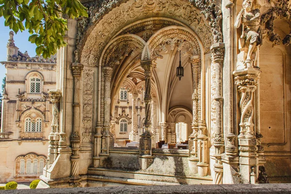 ポルトガルの歴史的な宮殿ホテルの美しいバスレリーフの窓 — ストック写真