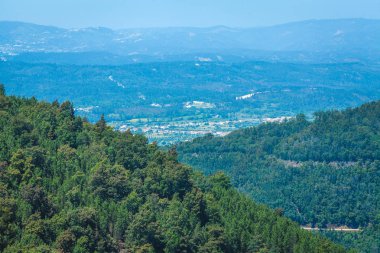 Bir dağın tepesinden küçük bir Portekiz köyünün güzel manzarası. 