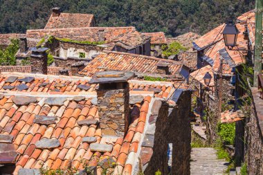 Portekiz 'deki eski döşeme taşı evlerinin kiremitli çatıları