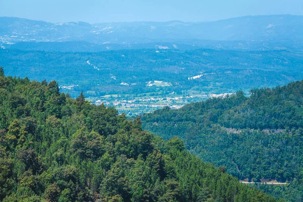 Bir dağın tepesinden küçük bir Portekiz köyünün güzel manzarası. 