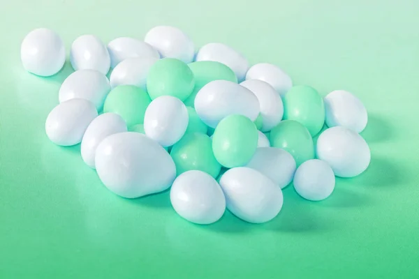 Geassorteerde Fullcolor Witte Candy Dragees Groene Achtergrond — Stockfoto