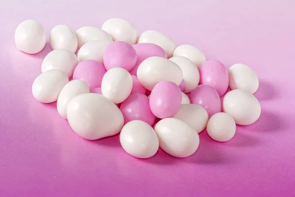 Geassorteerde Fullcolor Witte Candy Dragees Roze Achtergrond — Stockfoto
