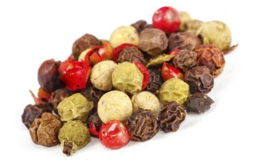 Renkli biber kurutulmuş tohumlar. Yumuşak odak. Beyaz arka planda yalıtılmış.