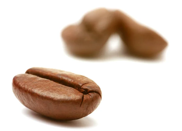 Beyaz arka planda izole kahve çekirdekleri. Yumuşak odaklı yakın çekim görünümü.