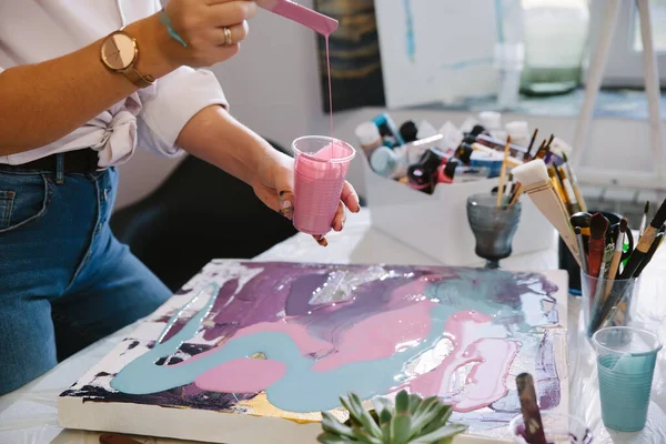 Close-up female hands creates a picture with acrylics. — Stock Photo, Image