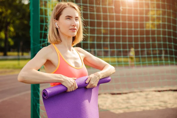 Egészséges Wellness Életmód Koncepció Előkészíti Jóga Szőnyeget Szabadban Napkitöréssel — Stock Fotó