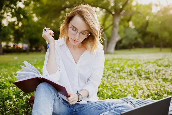 Giovane Donna Che Scrive Qualcosa Nel Quaderno Del Parco — Foto Stock