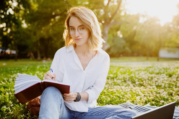 Ung Kvinna Skriver Något Anteckningsboken Parken — Stockfoto