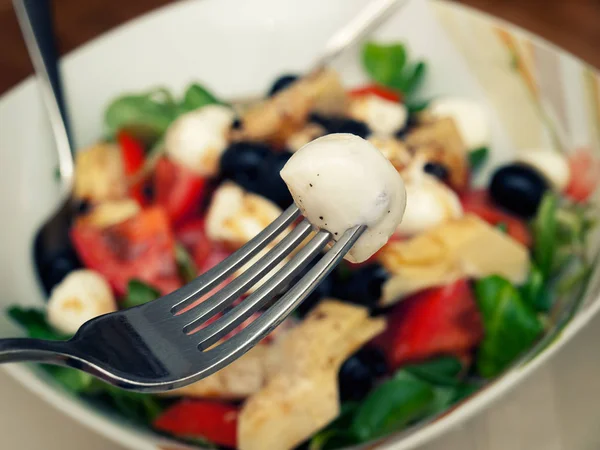 Nahaufnahme Einer Schüssel Voll Mozzarella Salat — Stockfoto