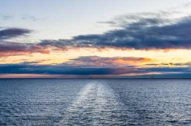 Bahar zaman Tallinn yanındaki Baltık Denizi üzerinde gün batımı görünümü