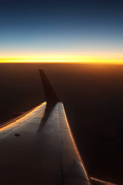 Ανατολή Ηλίου Πάνω Πάνω Από Σύννεφα Είδαν Πτήσει Ένα Αεροπλάνο — Φωτογραφία Αρχείου