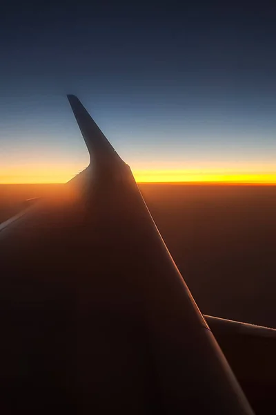 Ανατολή Ηλίου Πάνω Πάνω Από Σύννεφα Είδαν Πτήσει Ένα Αεροπλάνο — Φωτογραφία Αρχείου
