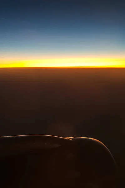Восход Солнца Над Облаками Видел Приток Света Пассажирском Самолете — стоковое фото