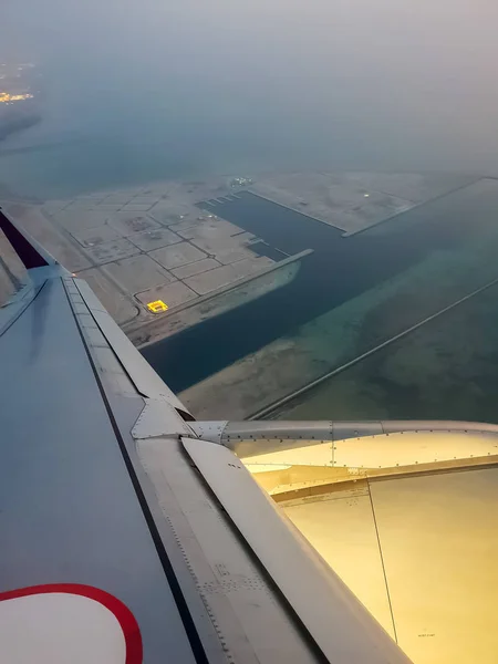 Napkelte Megtekintése Felett Doha Airport Látogatóink Kiró Egy Utasszállító Repülőgép — Stock Fotó