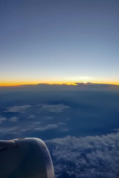 Solnedgången Upp Ovan Molnen Tittade Inflight Passagerare Flygplan — Stockfoto