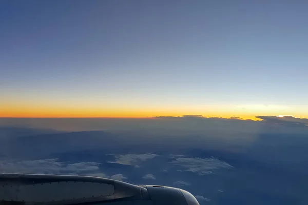 Ηλιοβασίλεμα Πάνω Πάνω Από Σύννεφα Που Είδαν Πτήσει Ένα Αεροπλάνο — Φωτογραφία Αρχείου