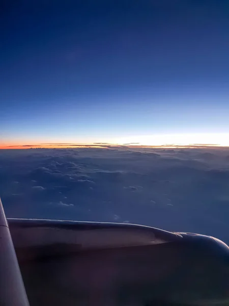 雲の上に夕日が乗客の飛行機の機内を表示 — ストック写真