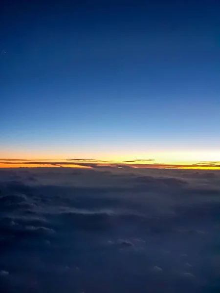 雲の上に夕日が乗客の飛行機の機内を表示 — ストック写真