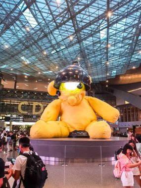 Doha, Katar - Eylül 06: İç in Hamad Uluslararası Havaalanı terminali turist insanlar yolcu, büyük sarı ayı heykel, Executive havayolu VIP Lounge, Orta Doğu tam