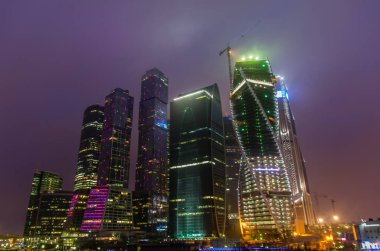 Ofis binaları şehir merkezinde, Moskova, Rusya Moskova şehirde gece görünümü