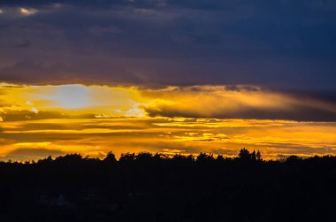 Bahar zaman Stockholm yanındaki Baltık Denizi üzerinde gün batımı görünümü