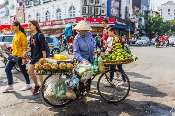 Vendeuse vietnamienne avec vélo et fruits — Photo