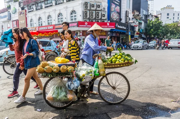 Vendeuse vietnamienne avec vélo et fruits — Photo