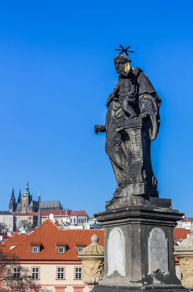 Statua sul Ponte di Chales a Praga — Foto Stock