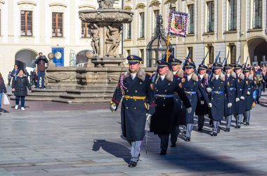 Hono bekçisi değiştirme törenine asker yürüyüşü
