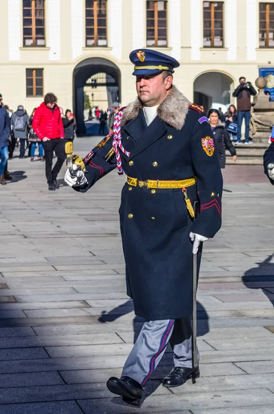 Servicemen felvonulás, hogy a szertartás megváltoztatja az őr a hono — Stock Fotó