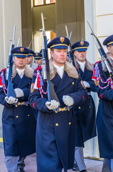 De Mars van Servicemen naar de ceremonie van het veranderen van de bewaker van hono — Stockfoto