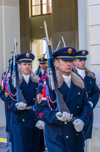 A marcha dos militares para a cerimônia de mudar a guarda do hono — Fotografia de Stock