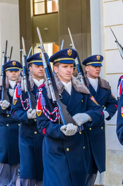 Servicemen's march to the ceremony of changing the guard of hono — Stock Photo, Image