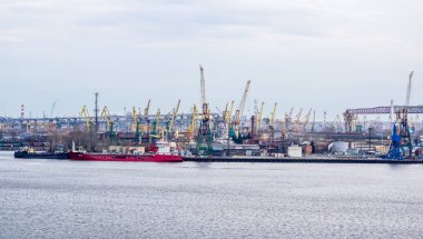 Deniz limanı, gemi ve vinçlerde akşam manzarası