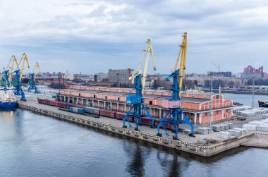 Deniz limanı, gemi ve vinçlerde akşam manzarası