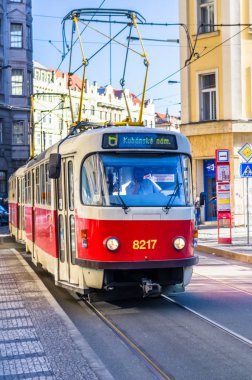 Eski tramvay sokaktan aşağı sürmek