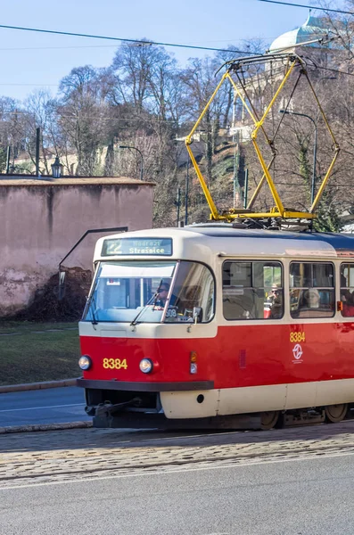 Vecchi tram cavalca lungo la strada — Foto Stock