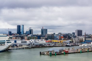 Deniz limanında sabah görünümü, gemiler