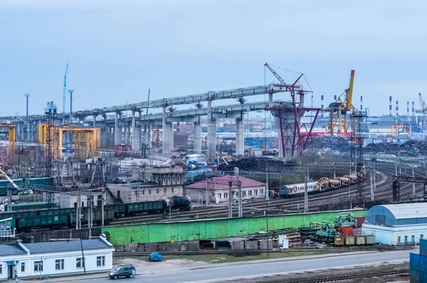 Вечірній вид на морський порт, кораблі та крани — стокове фото