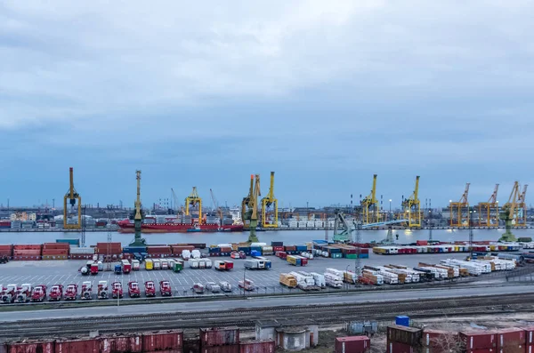 Vista nocturna del puerto marítimo, barcos y grúas — Foto de Stock