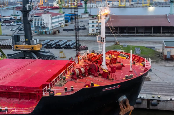 Vista da vicino sul ponte delle navi da carico — Foto Stock