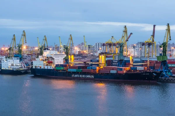 Vista nocturna del puerto marítimo, barcos y grúas — Foto de Stock