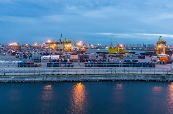 Vista nocturna del puerto marítimo, barcos y grúas — Foto de Stock