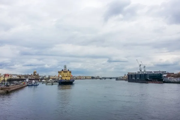 Vista giornaliera sul fiume Neva e sulle navi — Foto Stock