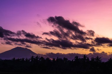 Ubud, Bali, Endonezya'da inanılmaz gün doğumu manzarası