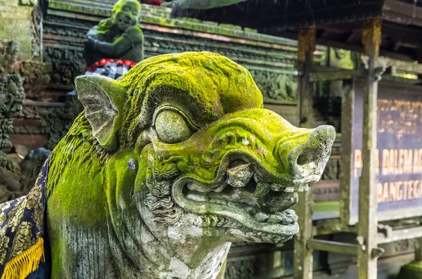 Statue in Hindu temple in Sacred Monkey Forest — Stock Photo, Image