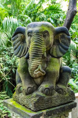 Kutsal Maymun Ormanı'ndaki Hindu tapınağındaki heykel