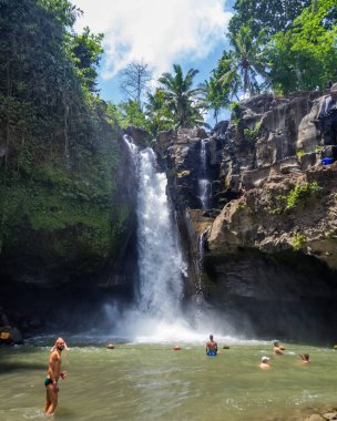Turistler Ubud Tegenungan şelale yüzmek, Bali, Indones