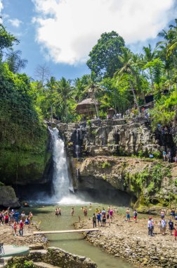 Turistler Ubud Tegenungan şelale yüzmek, Bali, Indones